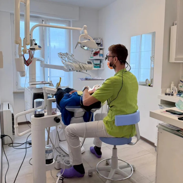 Dr. Pietro Ioppi mentre lavora con gli occhiali periscopici ergo e la luce led orchid di admentec